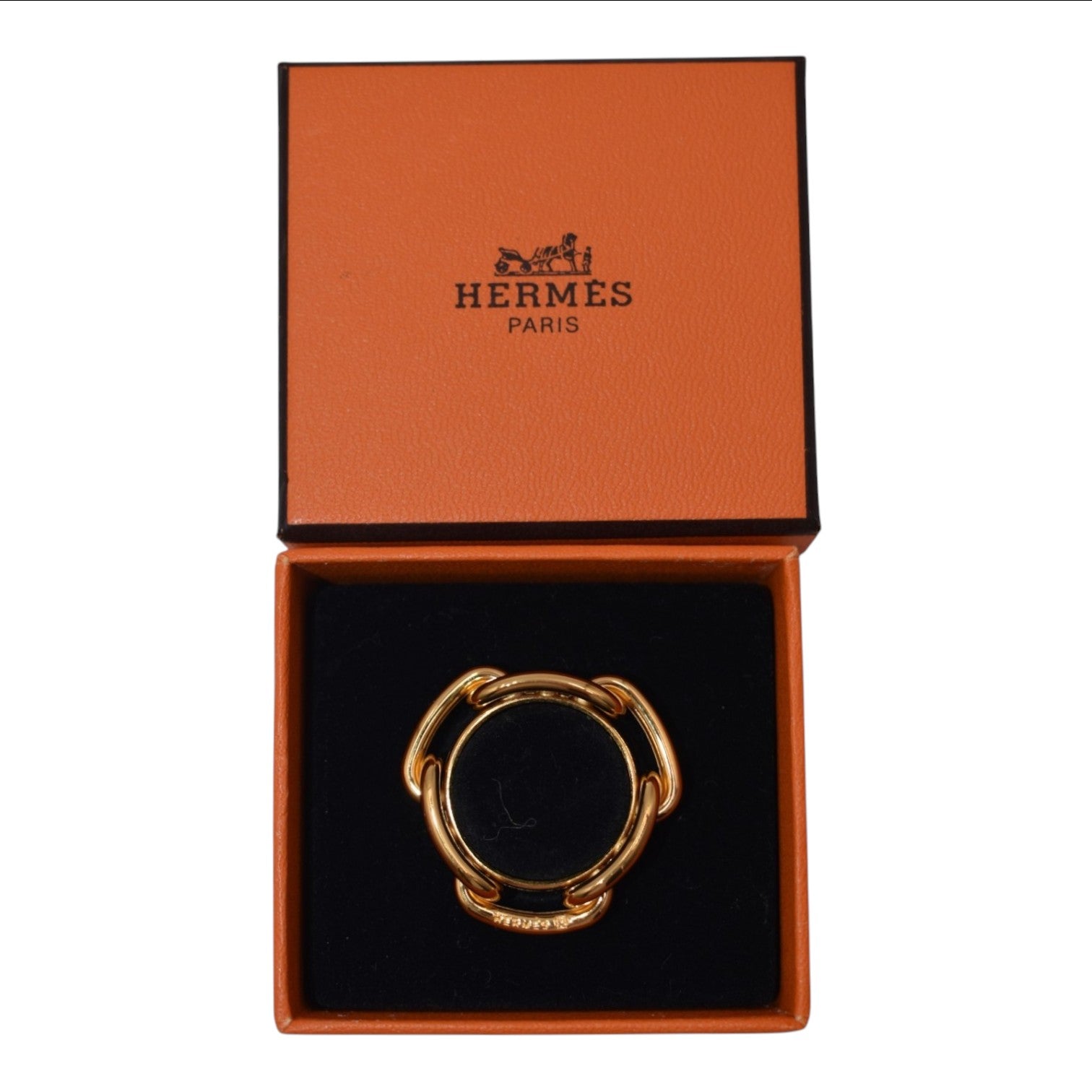 Soldi gold scarf ring with interlocking chain design, presented in an orange Hermès box.
