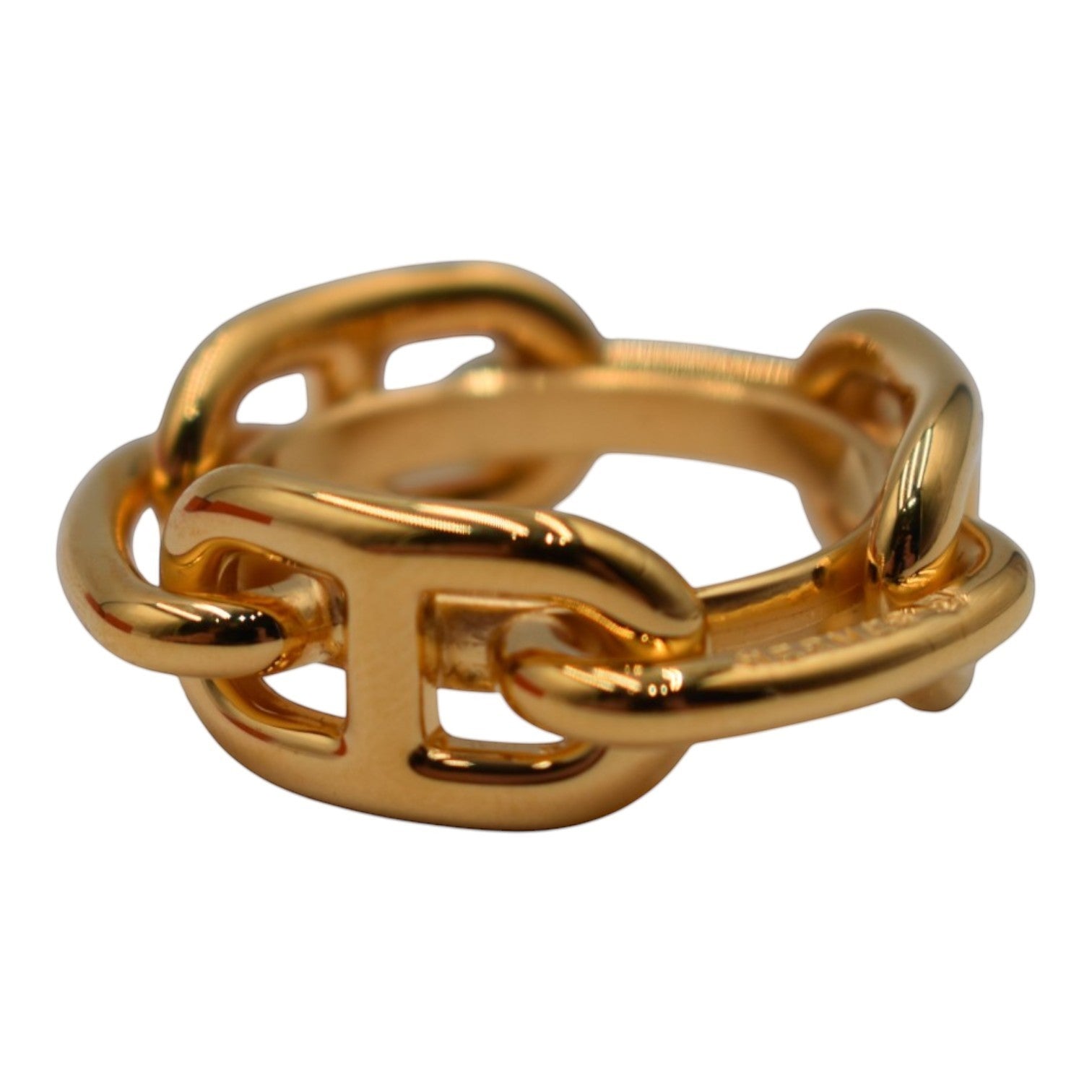 Soldi gold scarf ring with interlocking chain link design.