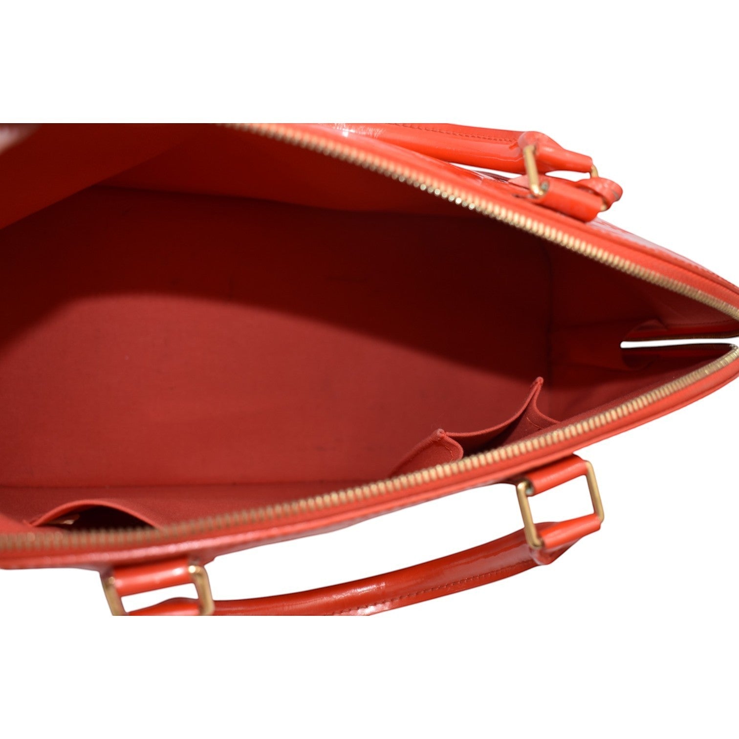 Soldi Louis Vuitton Alma GM Vernis red patent leather handbag interior with pockets and gold hardware.